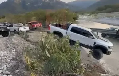 Camioneta queda al borde del río Pilón en Montemorelos; ocupantes resultan ilesos
