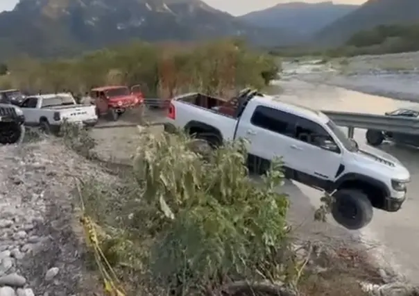 Camioneta queda al borde del río Pilón en Montemorelos; ocupantes resultan ilesos