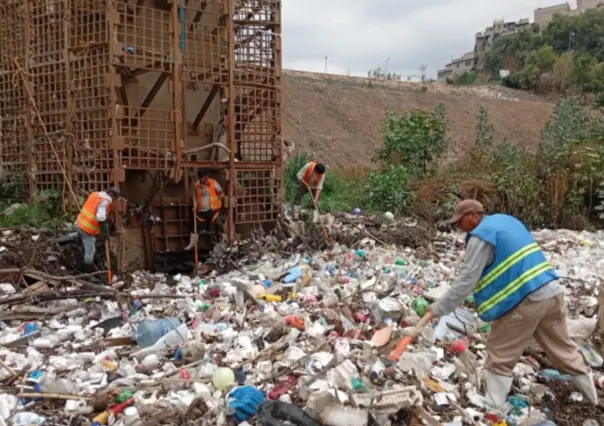La Comisión Nacional de Agua realiza trabajos de limpieza en el sistema de drenaje del Edomex