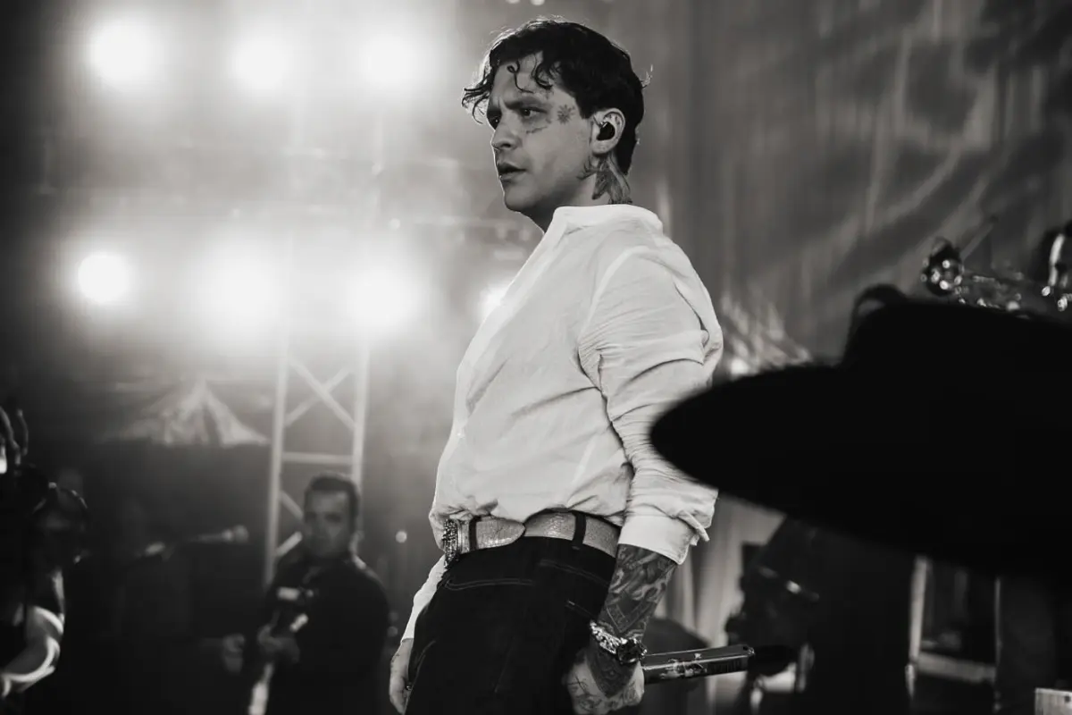 Christian Nodal en concierto (Foto: IG @nodal / Canva)