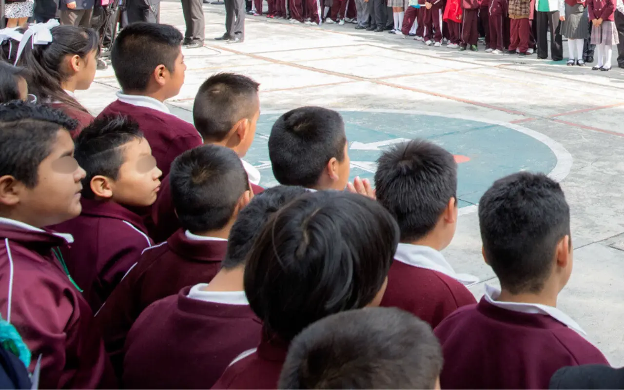 Niños en ceremonia escolar de primaria. Foto: Gobierno de México