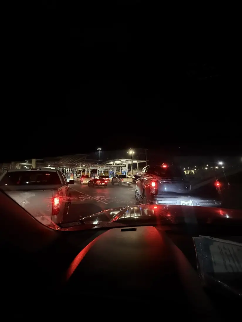 Así comenzó la fila vehicular en los puentes internacionales de Piedras Negras este 4 de agosto / Foto: Castillo Maite