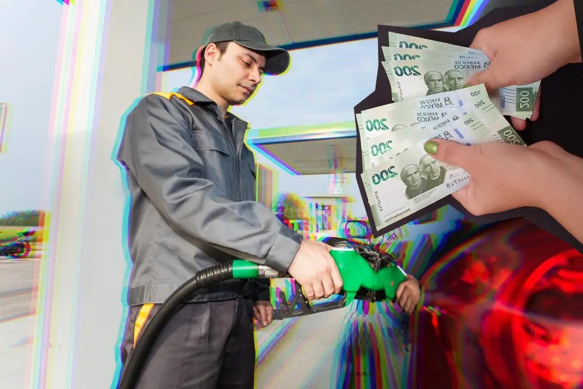 Un hombre despachando gasolina y dinero. Foto: Canva