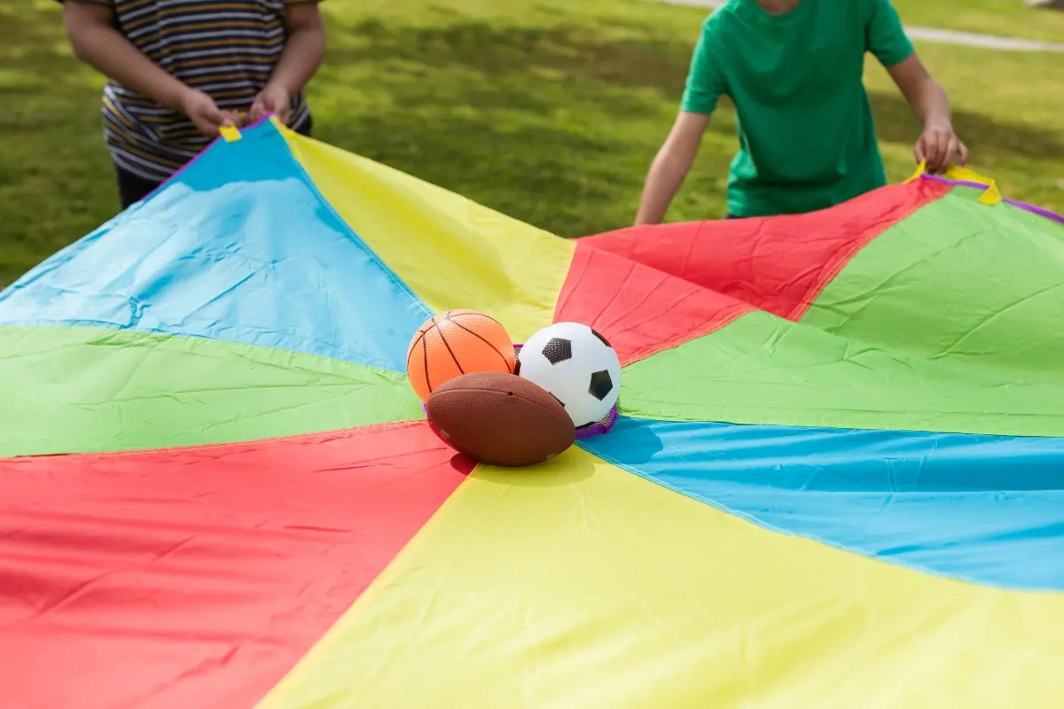 Balones de juguete, una carpa y dos niños. Foto: Canva