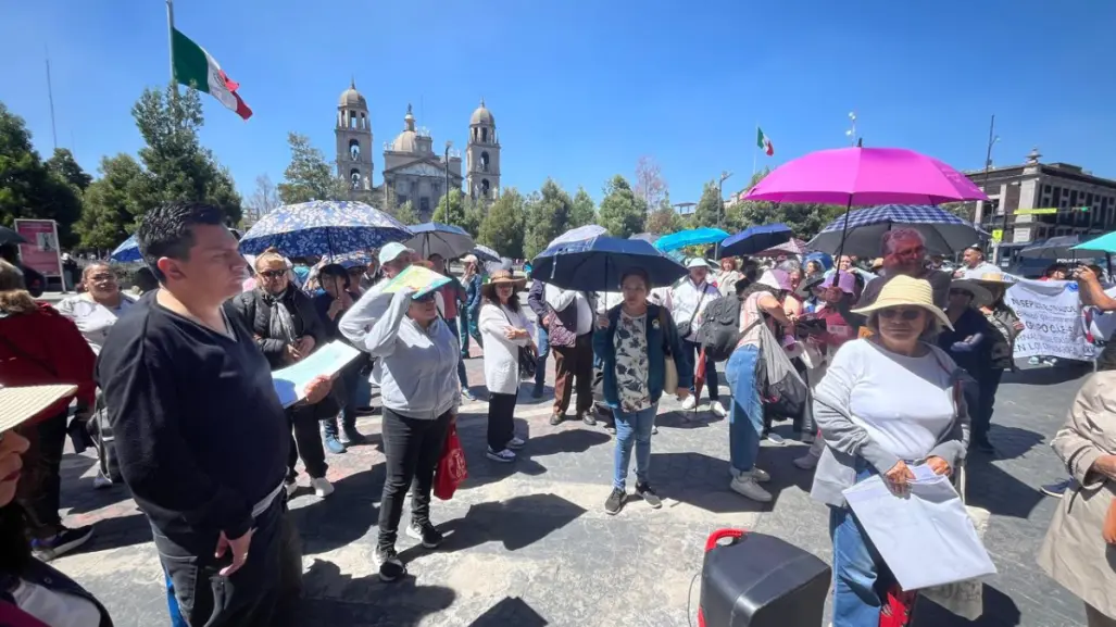 Jubilados y docentes del Edomex exigen resolver fraude de funeraria CIF