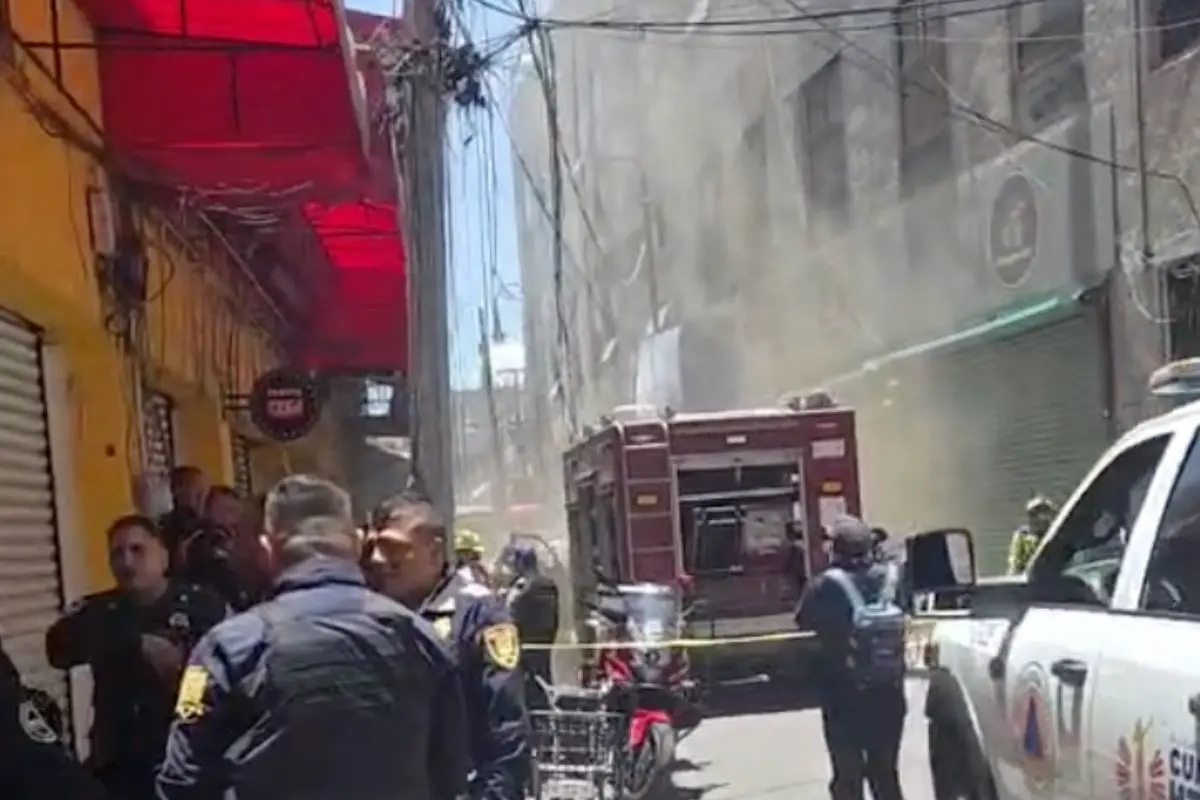 Incendio en el callejón Mixtalco en CDMX. Foto: Ramón Ramírez