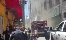 VIDEO | Intenso incendio en el callejón Mixcalco en CDMX; bomberos trabajan para controlar las llamas
