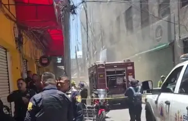 VIDEO | Intenso incendio en el callejón Mixcalco en CDMX; bomberos trabajan para controlar las llamas