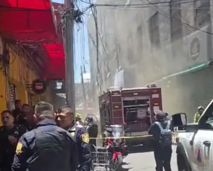 VIDEO | Intenso incendio en el callejón Mixcalco en CDMX; bomberos trabajan para controlar las llamas
