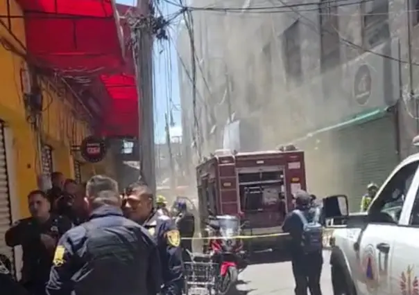 VIDEO | Intenso incendio en el callejón Mixcalco en CDMX; bomberos trabajan para controlar las llamas
