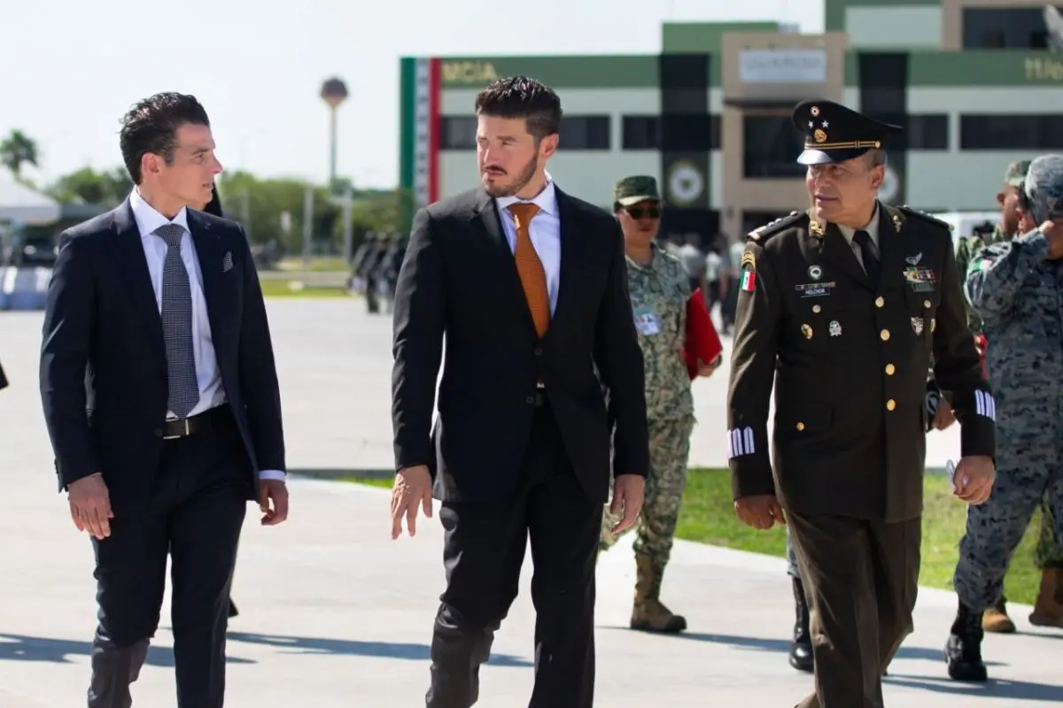 El Secretario General de Gobierno, Miguel Angel Flores, felicitó al General Brigadier Ramiro Ramírez López por su nombramiento como nuevo Comandante. Foto: Gobierno de Nuevo León