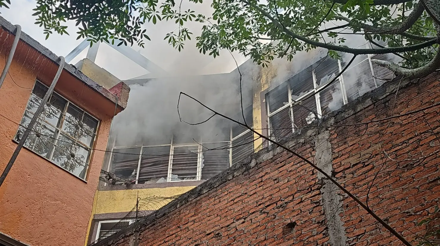 Incendio en bodega de Mixcalco. Foto: Luis Antonio Alfaro