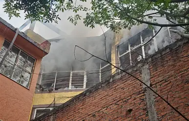 VIDEO | Controlan 80% del incendio en bodega de Mixcalco; bomberos continúan labores en la zona