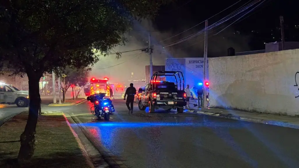 Moviliza incendio en tapicería al sur de Monterrey