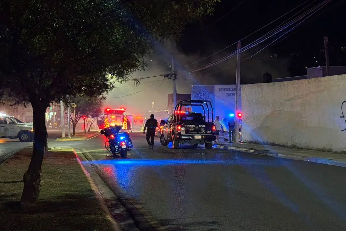 Un incendio en una tapicería provocó la movilización de elementos. Foto: Erick Reyes