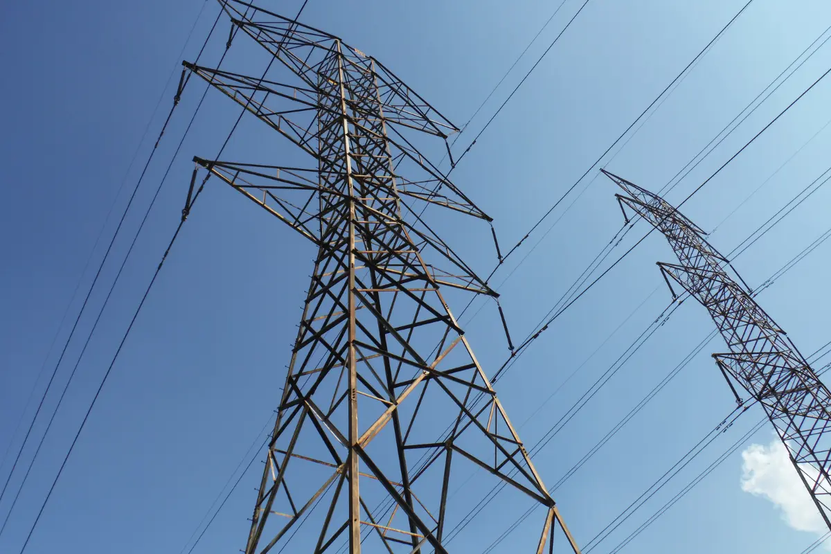 Sistema de transmisión y distribución de energía eléctrica. Foto: Canva
