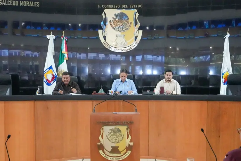 Fotografía institucional en el Congreso del Estado de Baja California Sur. Foto: Facebook / Sergio Polanco