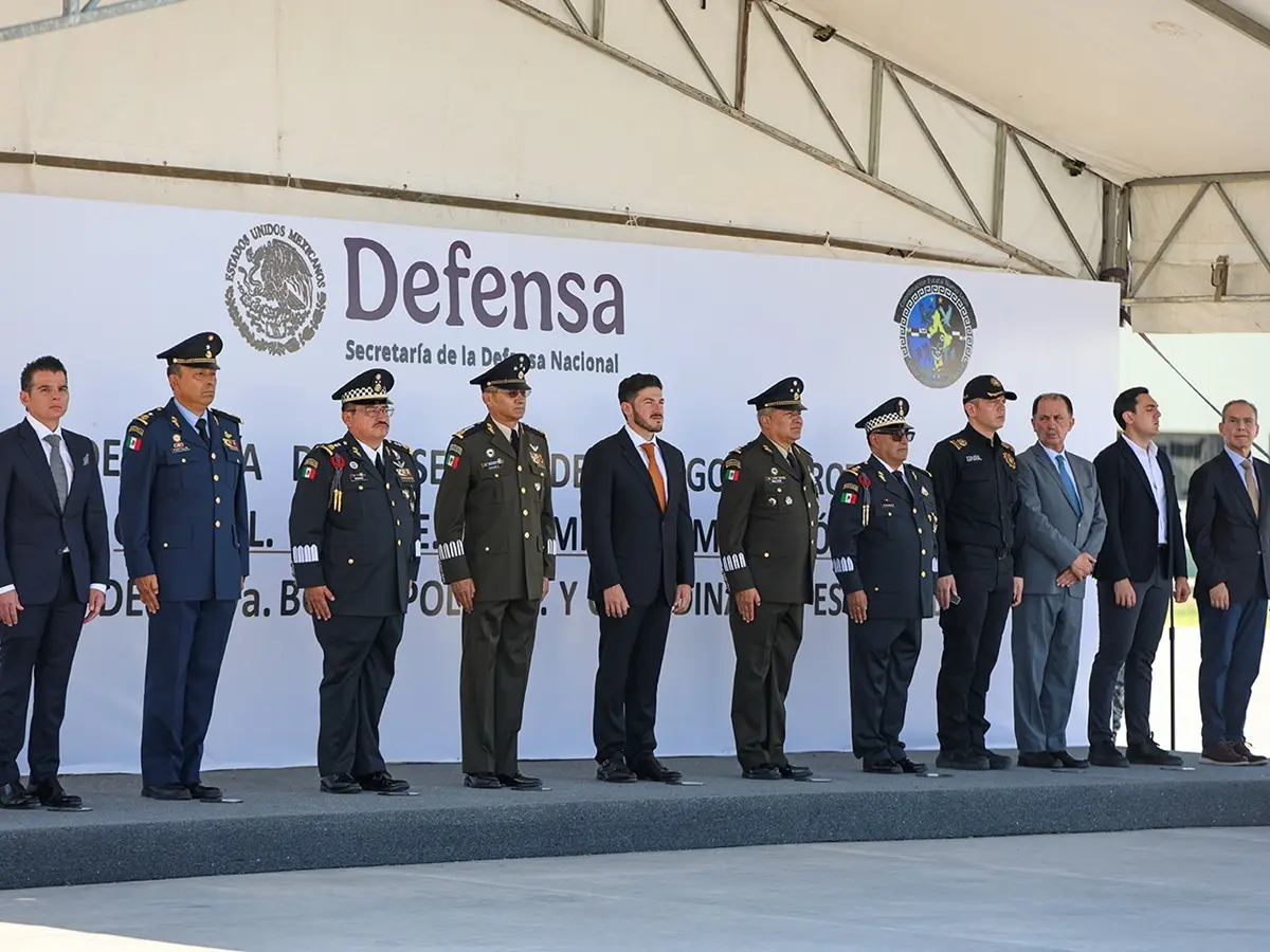El gobernador de Nuevo León, Samuel García Sepúlveda, estuvo presente en la toma de protesta del general Ramiro Ramírez López, tomó protesta como coordinador estatal de la Guardia Nacional en Nuevo León. Foto: Gobierno de Nuevo León