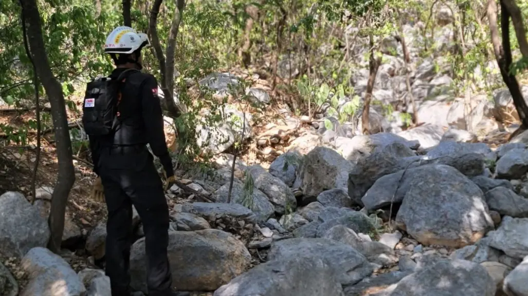 Rescatan a dos jóvenes en el Cerro de la Silla tras sufrir golpe de calor