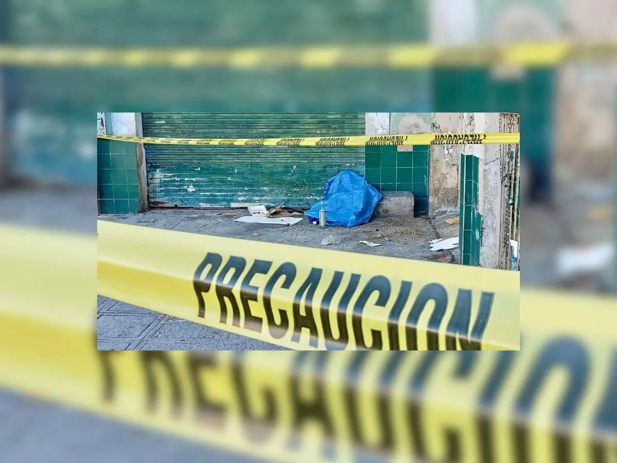Una persona en situación de calle fue hallada sin vida la mañana de este lunes en calles del centro de Mérida lo que generó amplia movilización en la zona.- Fuente Kanasín al Extremo