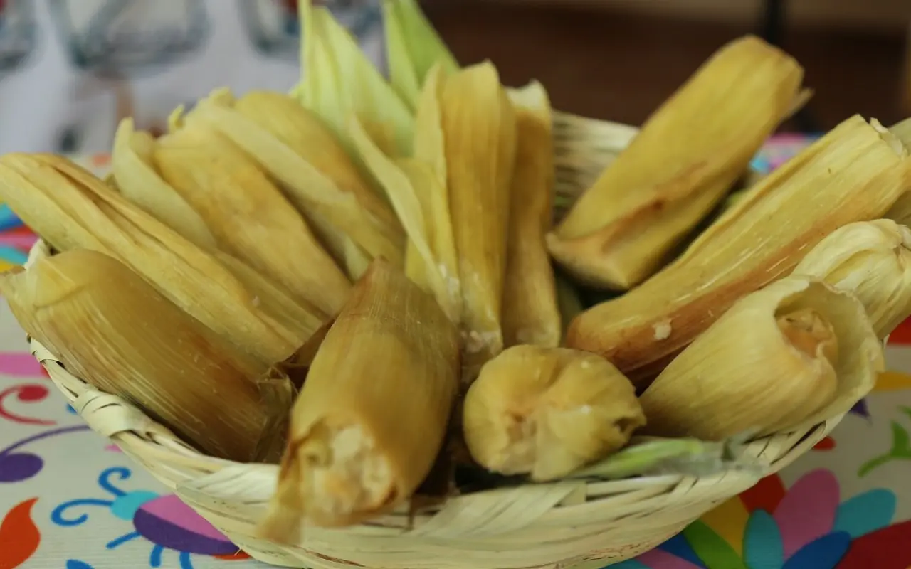 Tamales de la Feria del Elote y el Maíz en Tonanitla. Foto: X/ @ComSocEdomex (Canva)