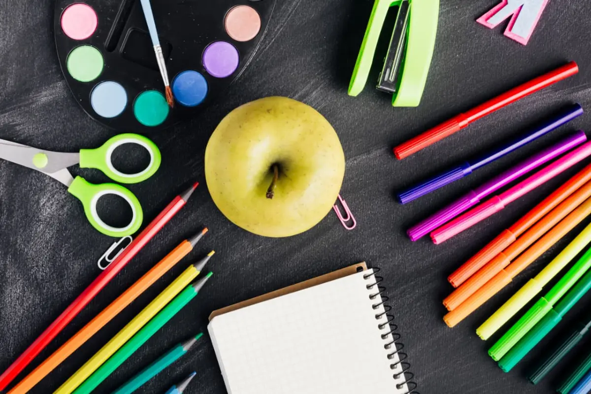 La Secretaría de Educación, en representación del gobierno de Tamaulipas, anunció un paquete de útiles escolares para los alumnos de preescolar, primaria, secundaria y telesecundarias. Foto: Freepik