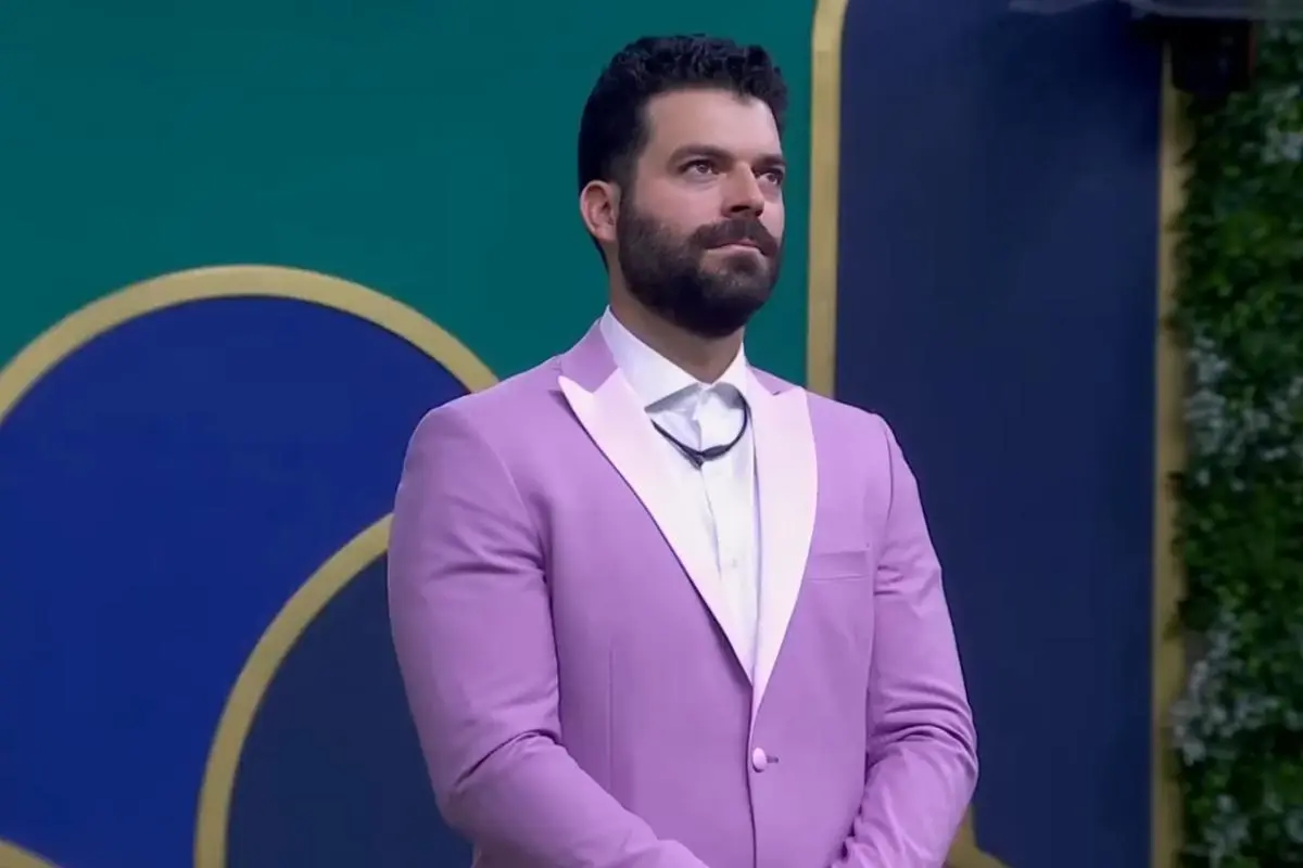 Adrián Di Monte estuvo muy cerca de volver a su hogar, pero el apoyo de sus fans le ayudó a permanecer en LCDLFMX (Créditos: Captura de pantalla de Youtube La Casa de los Famosos México)