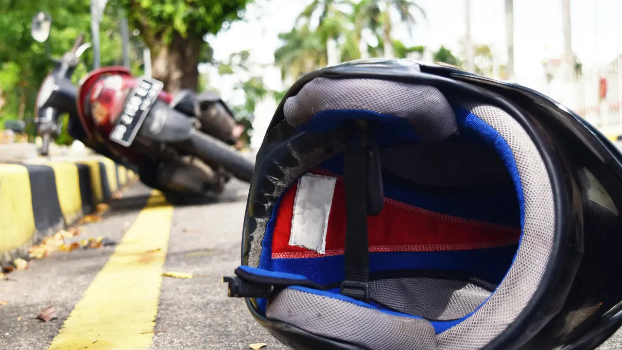 Una motocicleta y un casco quedaron en el pavimento. Foto: Canva