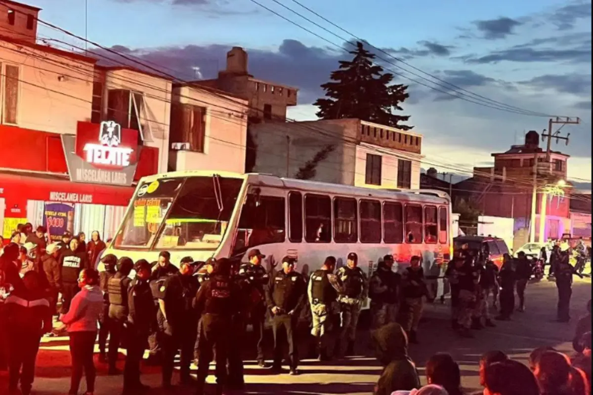 Oficiales de seguridad resguardando unidad del transporte público en Edomex. Foto: X (@AlMomentoEdoMex)