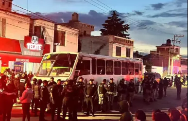 Chofer atropella a adulto mayor en Toluca y vecinos intentan lincharlo en Edomex