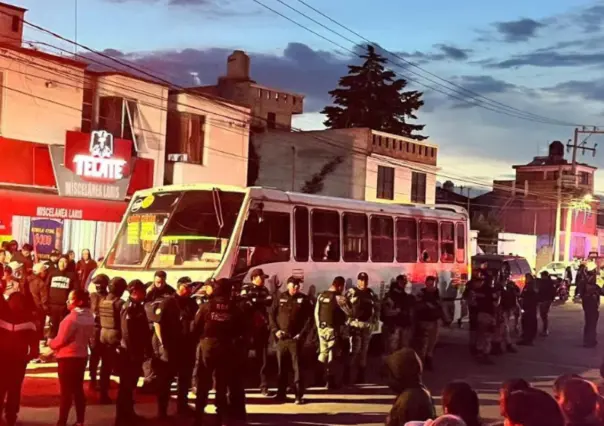 Chofer atropella a adulto mayor en Toluca y vecinos intentan lincharlo en Edomex