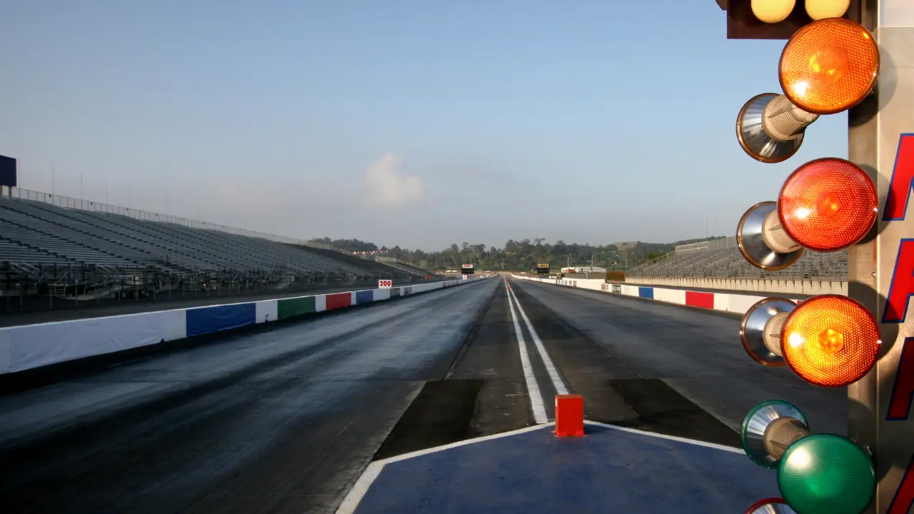 Los arrancones o carreras de autos son actividades que disfrutan algunas personas en Durango. Foto: Canva.