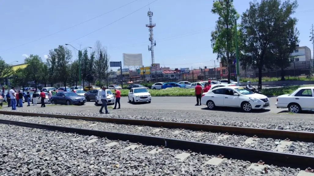 Taxistas del Valle de México bloquean Avenida Central en Neza; denuncian extorsiones y cobro de piso