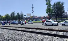 Taxistas del Valle de México bloquean Avenida Central en Neza; denuncian extorsiones y cobro de piso Taxistas del Valle de México bloquean Avenida Central en Neza; denuncian extorsiones y cobro de piso