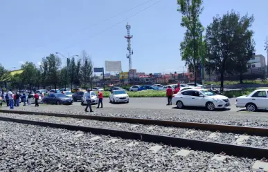 Taxistas del Valle de México bloquean Avenida Central en Neza; denuncian extorsiones y cobro de piso