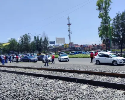 Taxistas del Valle de México bloquean Avenida Central en Neza; denuncian extorsiones y cobro de piso