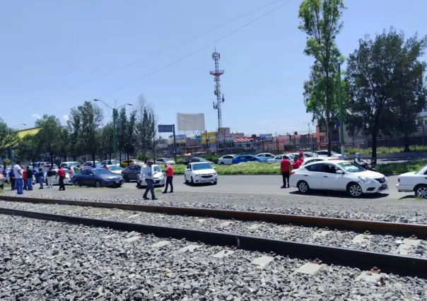Taxistas del Valle de México bloquean Avenida Central en Neza; denuncian extorsiones y cobro de piso