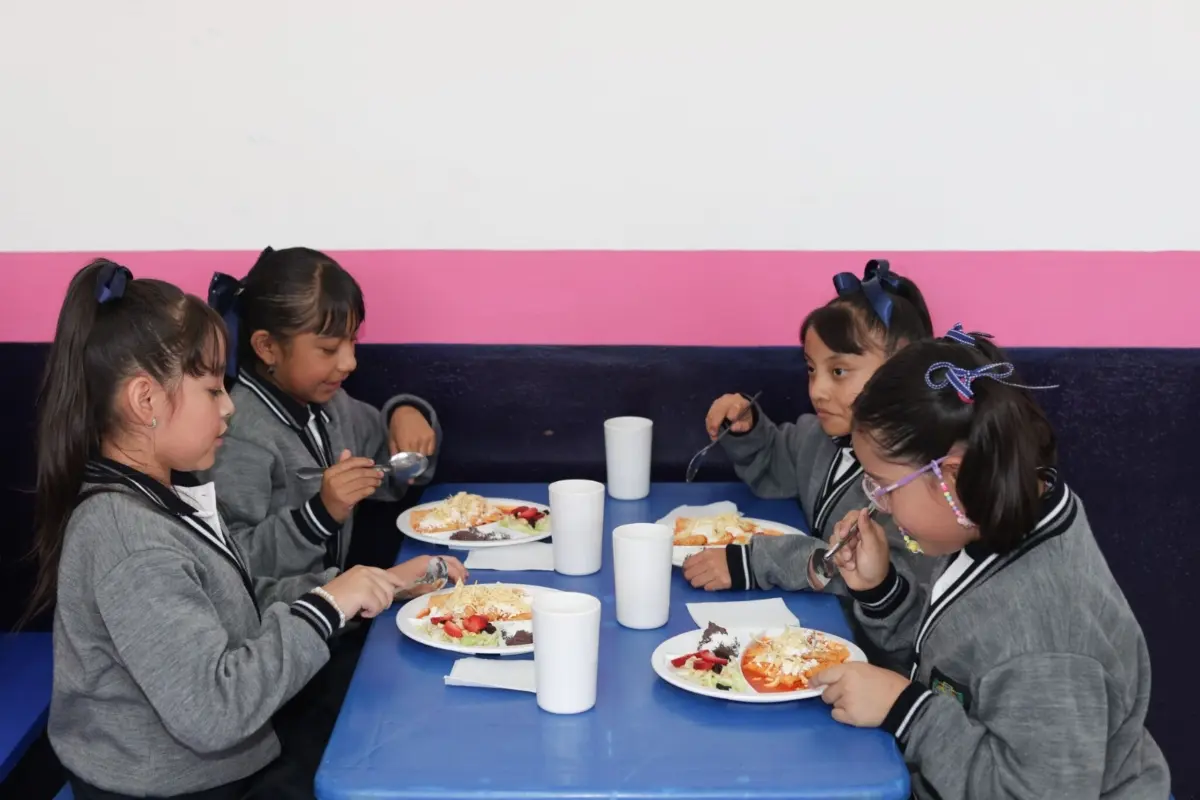 Niñas comiendo Foto: Jafet Moz