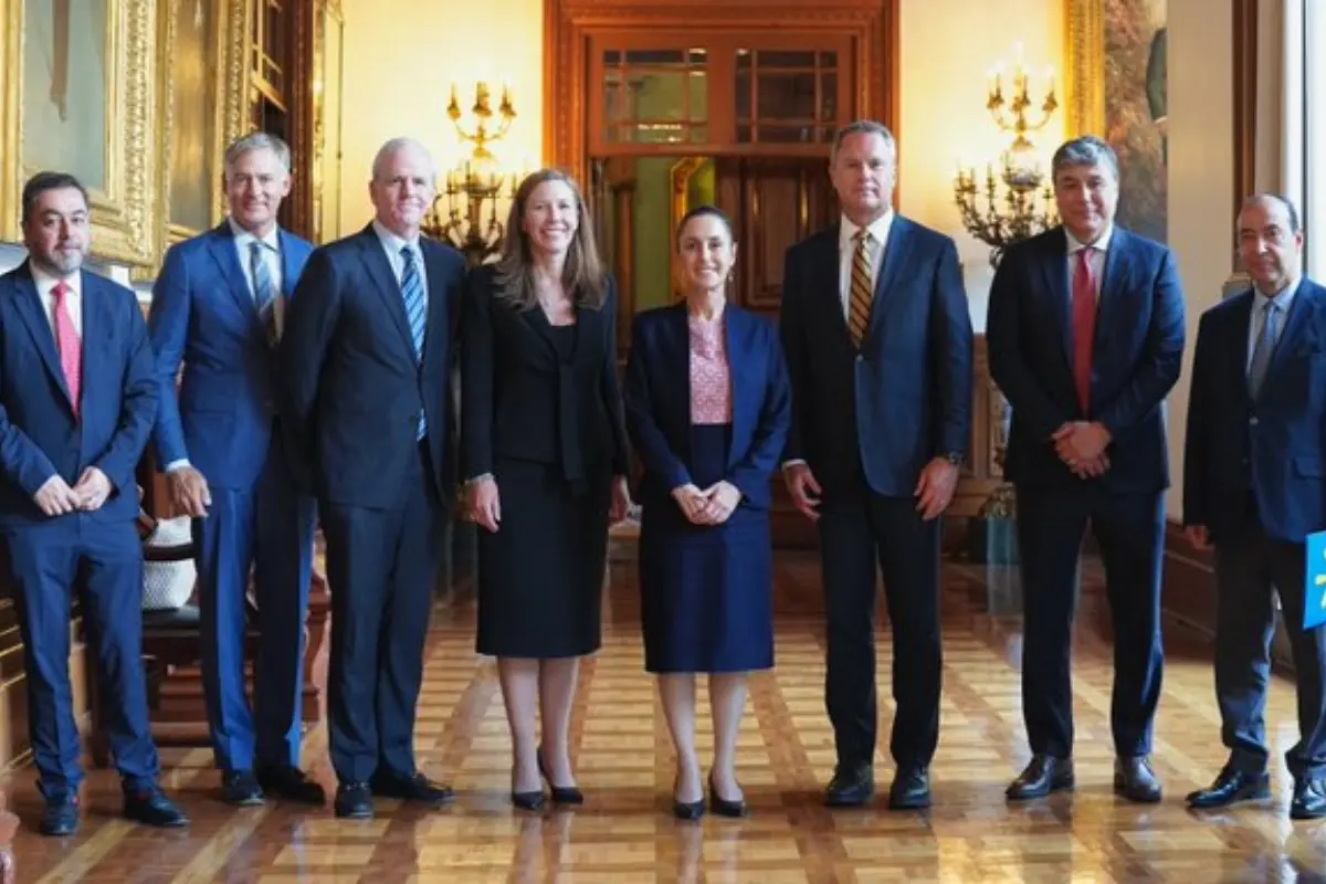 Claudia Sheinbaum con miembros de Walmart Foto: X(Twitter) @Claudiashein
