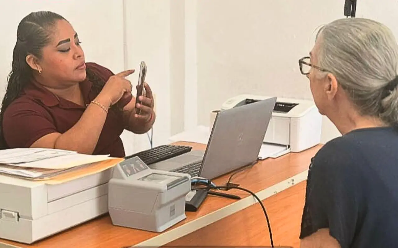 Mujer registrándose en módulo de Registro Civil. Foto: Facebook (Registro Civil de Coatzacoalcos.)