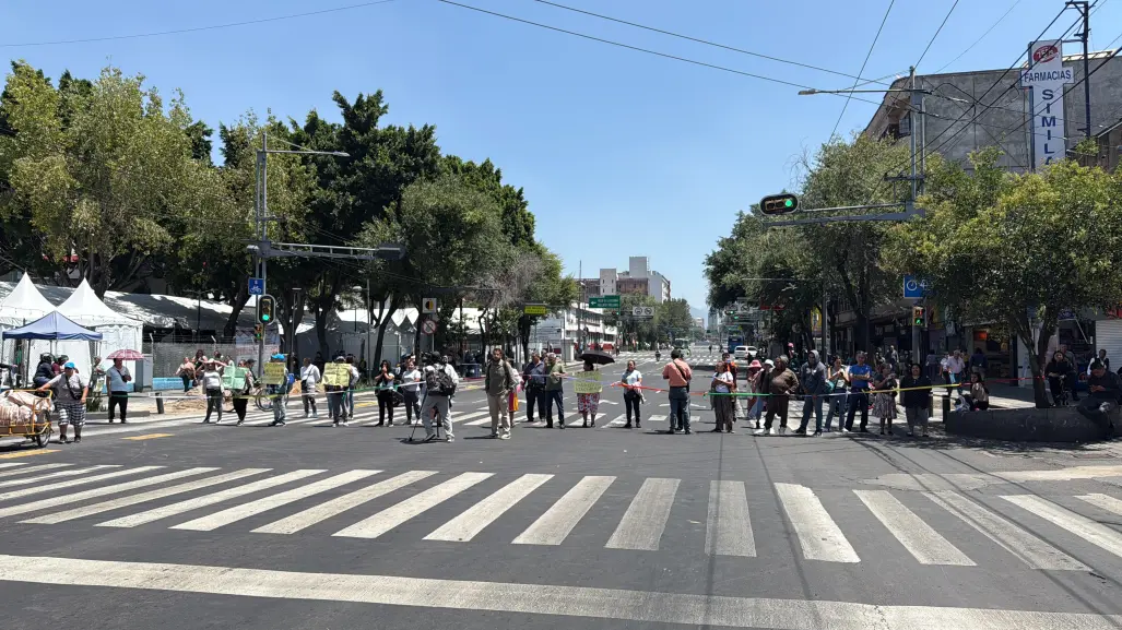 Vecinos exigen retirar campamento cannábico en el Centro Histórico; bloquean Eje Central de CDMX