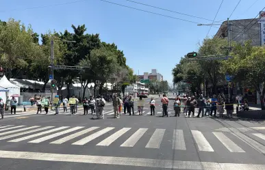 Vecinos exigen retirar campamento cannábico en el Centro Histórico; bloquean Eje Central de CDMX
