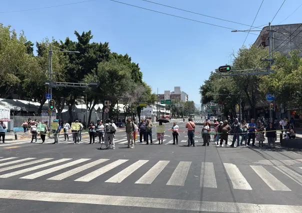 Vecinos exigen retirar campamento cannábico en el Centro Histórico; bloquean Eje Central de CDMX