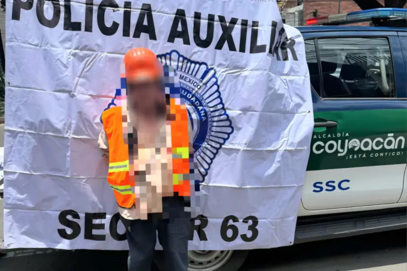 Policías capitalinos detuvieron en la alcaldía Coyoacán a un falso trabajador que defraudaba a vecinos. Foto: X @juanmapregunta