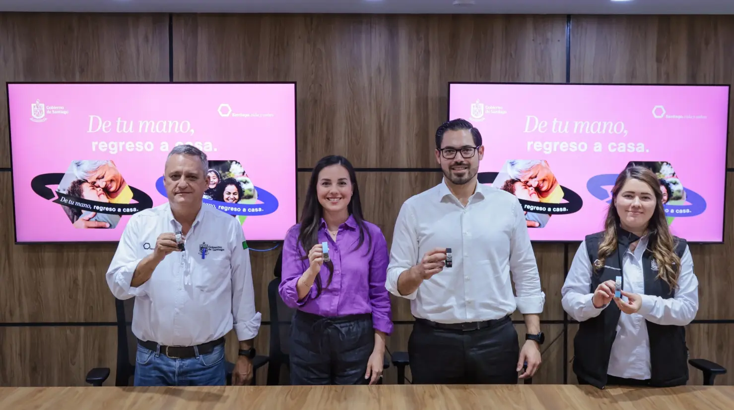 El alcalde de Santiago, David de la Peña lanzó el programa De Tu Mano, Regreso a Casa. Foto: Gobierno de Santiago.