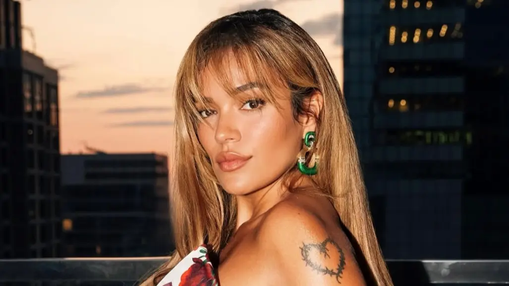 Karol G está en México y fans hacen guardia para verla