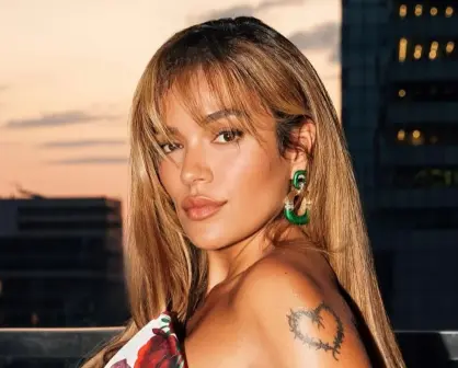 Karol G está en México y fans hacen guardia para verla