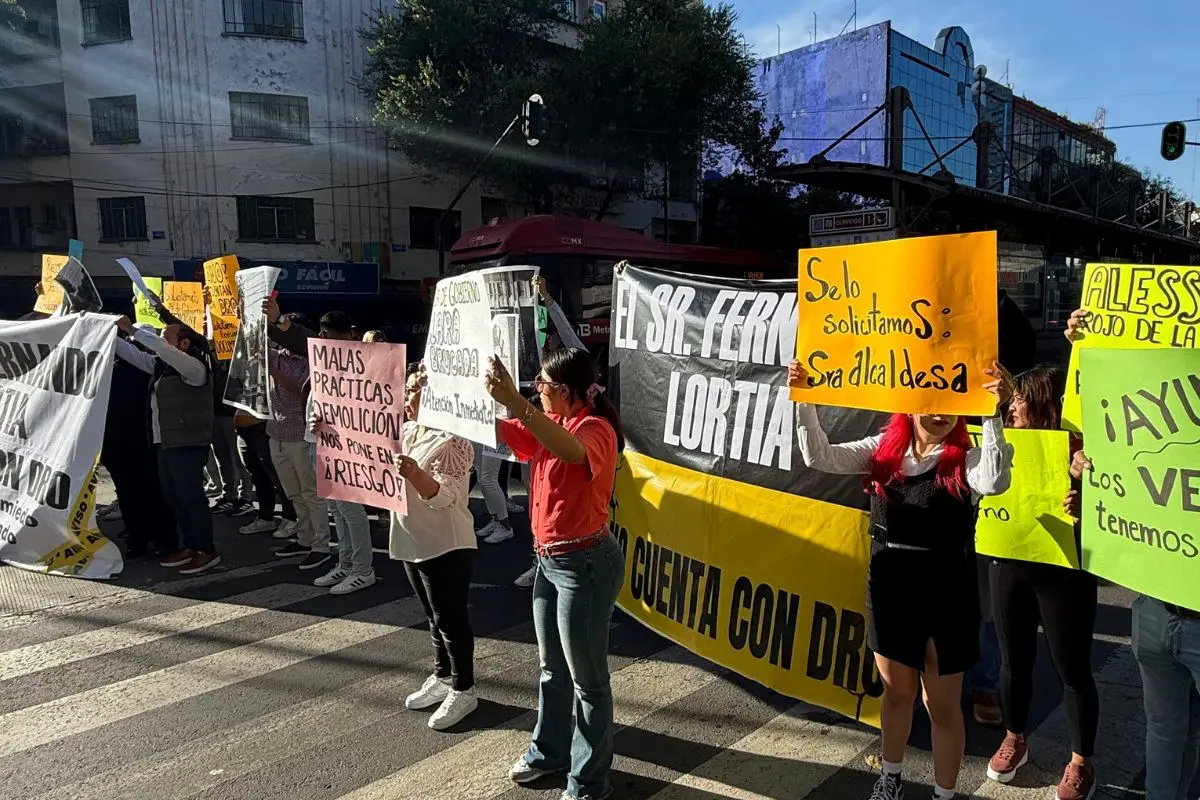 Vecinos de la Colonia Roma bloqueando vialidades en CDMX.  Foto: Ramón Ramírez
