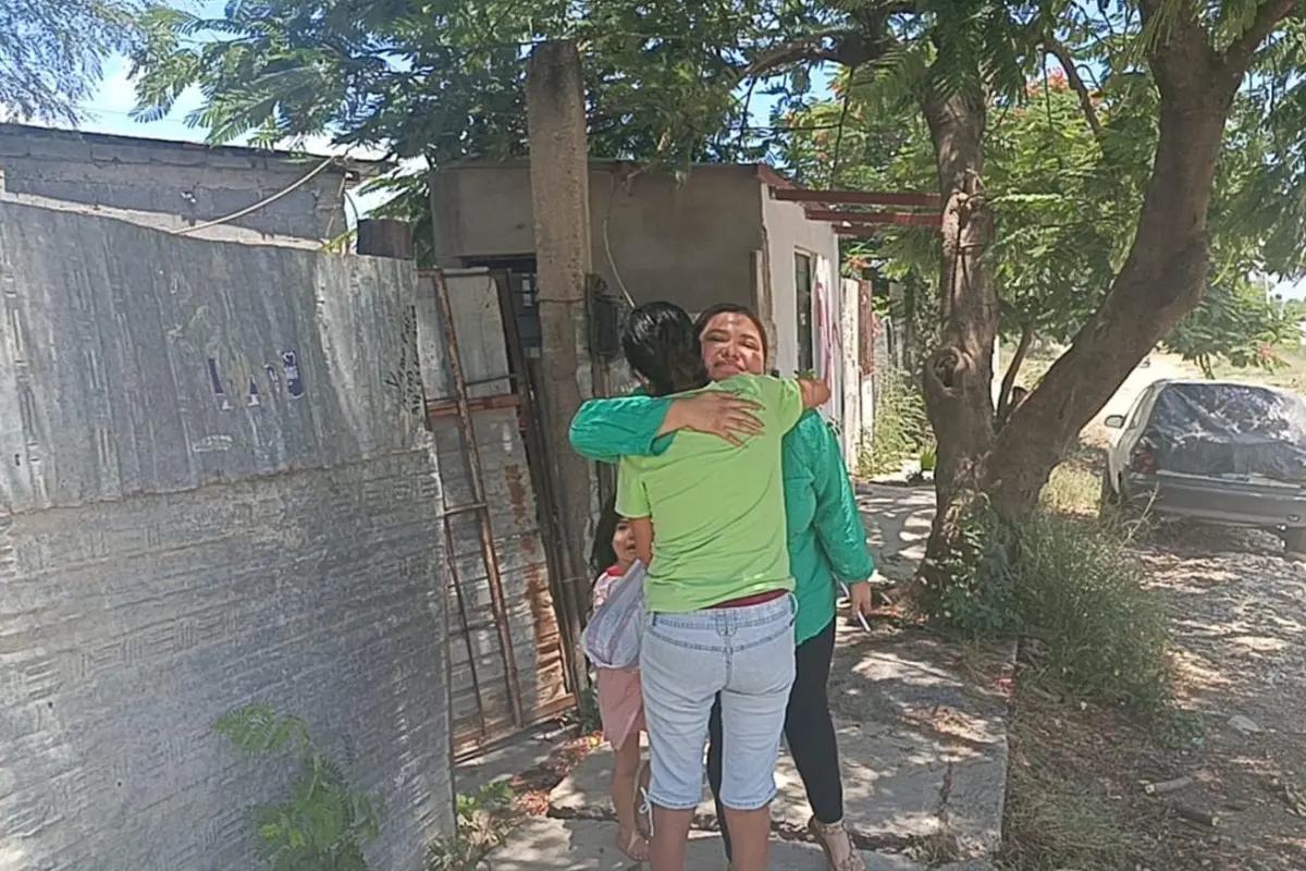 Conmovedor momento se vivió tras el reencuentro de una victorense deportada de Estados Unidos con su familia en la capital de Tamaulipas. Foto: Victoria Jiménez