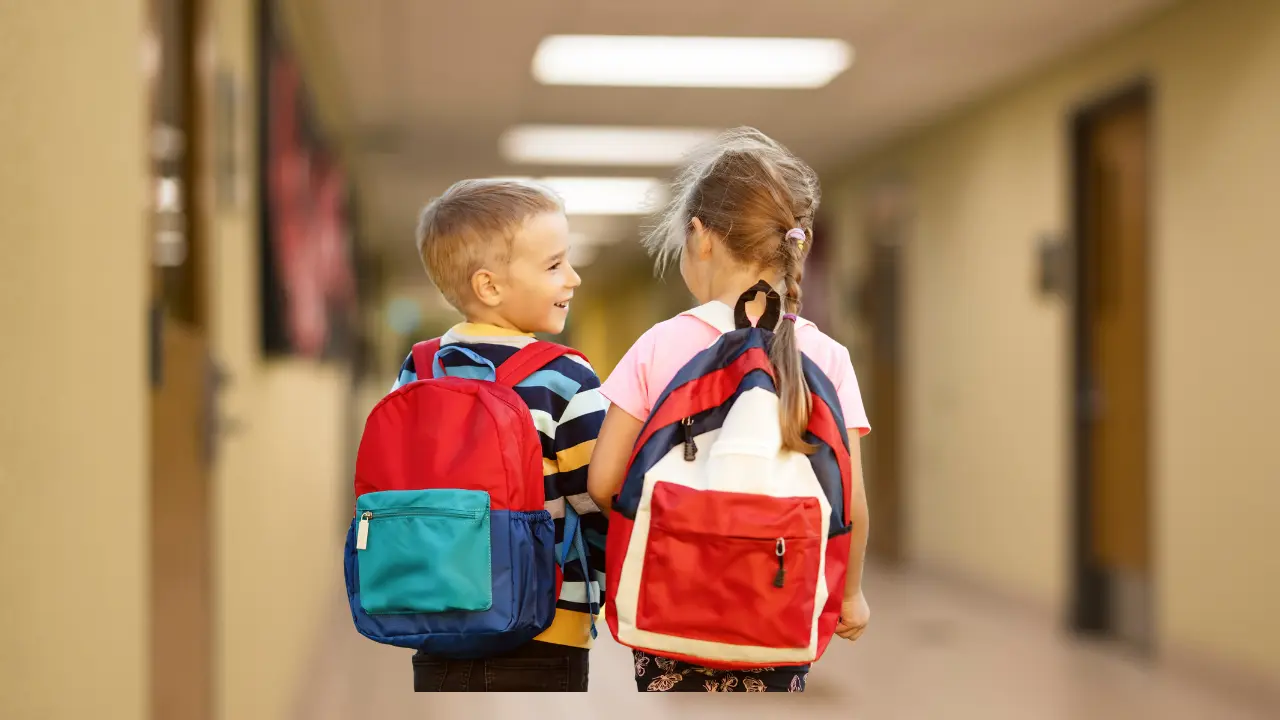 Dos niños con mochila. Foto: Canva